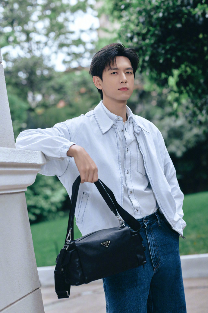 李现宁造型尽显松弛质感